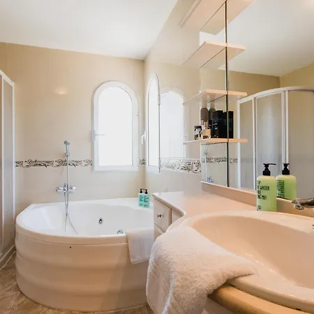 Friends & Family Friendly 5 Bedroom In Jesus Villa *