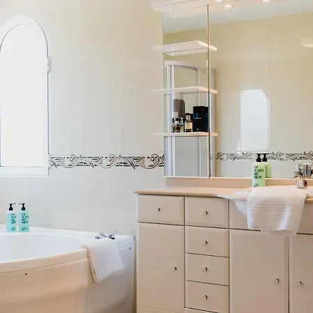 Friends & Family Friendly 5 Bedroom In Jesus Villa